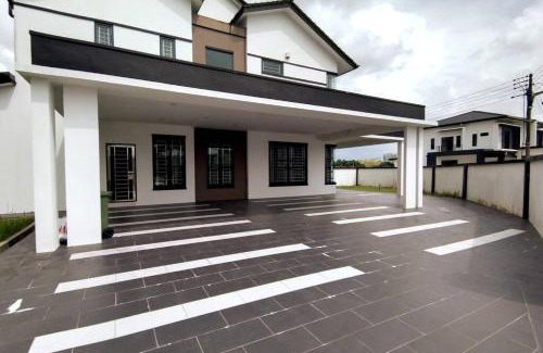 Kuching Villa | Family-Friendly Stay at JJ Homestay - Stapok, 4 Stars