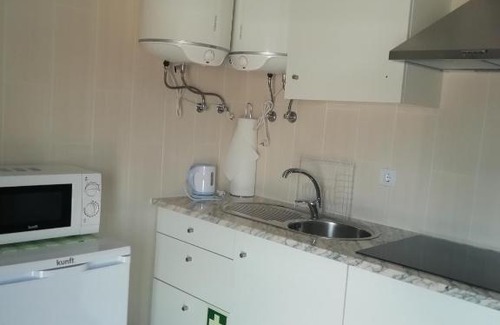Fatima House | Welcoming JJ Marto: Family-Friendly with Kitchen Amenities