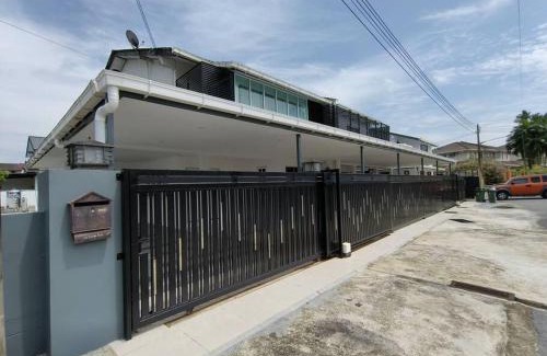 Richmond Hill House | Relax at Jk Home Borneo: Family-Friendly & Pet Welcoming