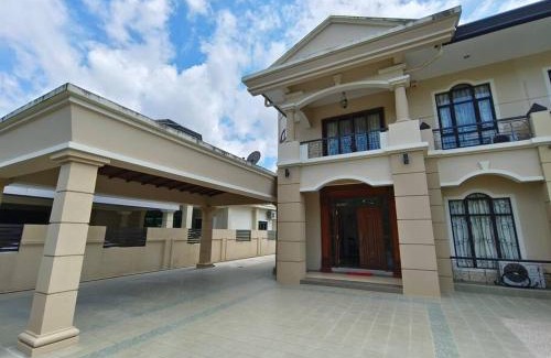 Richmond Hill House | Family-Friendly Getaway at Jk Romance House with Pet Access