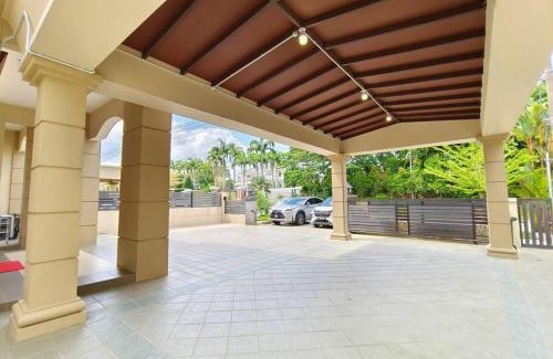 Richmond Hill House | Family-Friendly Getaway at Jk Romance House with Pet Access
