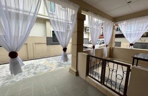 Richmond Hill House | Family-Friendly Getaway at Jk Romance House with Pet Access