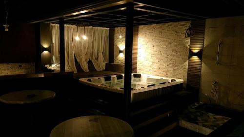 Tagaytay House | Relax at JKL Loghomes with Outdoor Jacuzzi & Pet-Friendly Perks