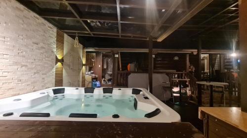 Tagaytay House | Relax at JKL Loghomes with Outdoor Jacuzzi & Pet-Friendly Perks