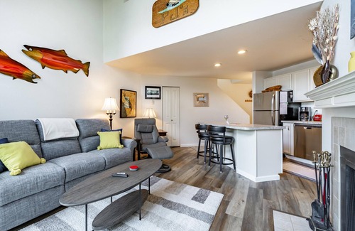 Birch Bay Condo | JL 514: Oceanfront Retreat with Pool and Free WiFi