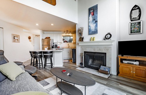 Birch Bay Condo | JL 514: Oceanfront Retreat with Pool and Free WiFi