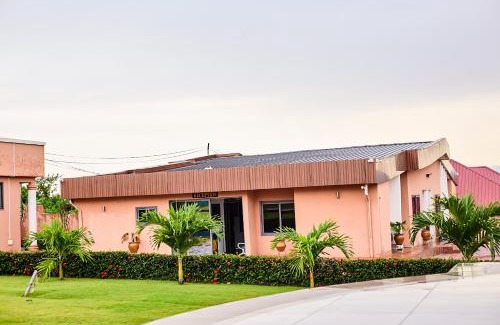 Koforidua House | Cozy JLK Guest House with Restaurant & Breakfast Included