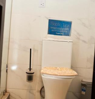 Koforidua House | Cozy JLK Guest House with Restaurant & Breakfast Included