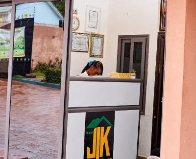 Koforidua House | Cozy JLK Guest House with Restaurant & Breakfast Included