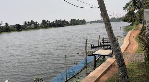 Champakulam Bed & Breakfast | Family-Friendly JMJ Riverview Homestay with Kitchen Access