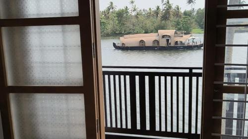 Champakulam Bed & Breakfast | Family-Friendly JMJ Riverview Homestay with Kitchen Access