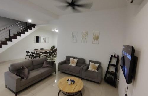 Miri House | Welcoming JNJ Miri Homestay - Family and Pet Friendly Retreat