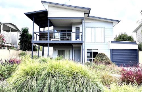 Aldinga Beach House | Family-Friendly Jo's Sanctuary: 4 Bedrooms Near the Beach