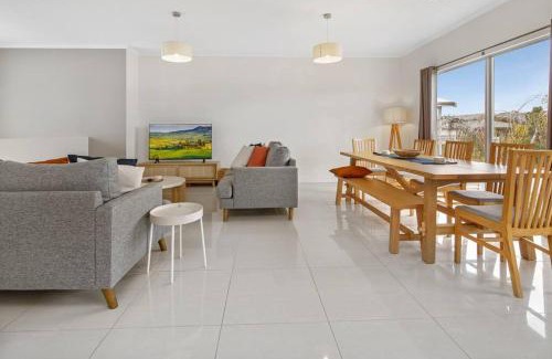 Aldinga Beach House | Family-Friendly Jo's Sanctuary: 4 Bedrooms Near the Beach