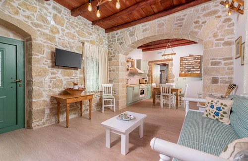 Pitsidia House | Discover Joakim's Villa: Perfect for Families and Pets!