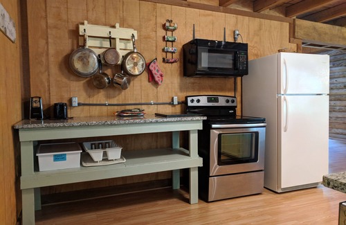 Salem House | Experience Jocassee Hideaway: Lake Views & Pet-Friendly Comfort