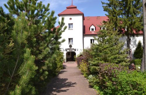 Beczkow Resort | Welcoming Jodełka: Pet-Friendly Retreat with Pool & Dining