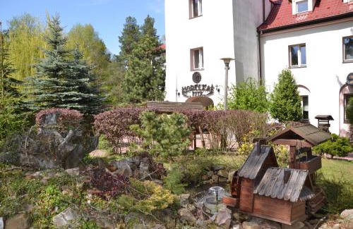 Beczkow Resort | Welcoming Jodełka: Pet-Friendly Retreat with Pool & Dining