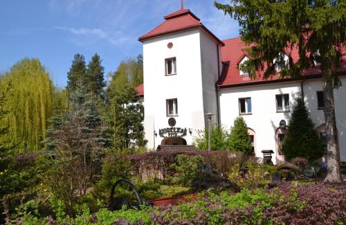 Beczkow Resort | Welcoming Jodełka: Pet-Friendly Retreat with Pool & Dining