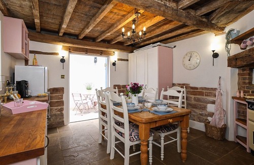 Bridgnorth Cottage | Joe's Cottage: Ideal Family Retreat with Breakfast Included
