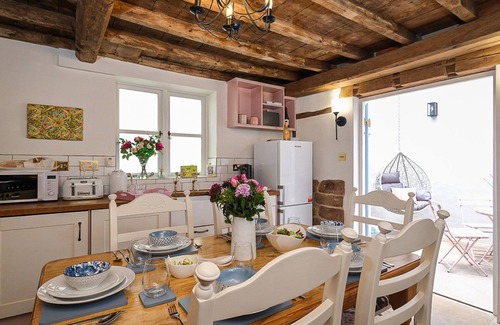 Bridgnorth Cottage | Joe's Cottage: Ideal Family Retreat with Breakfast Included