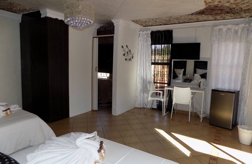 Moses Kotane House | Welcoming Joezebel Guest House: Pool, Breakfast & Family Fun