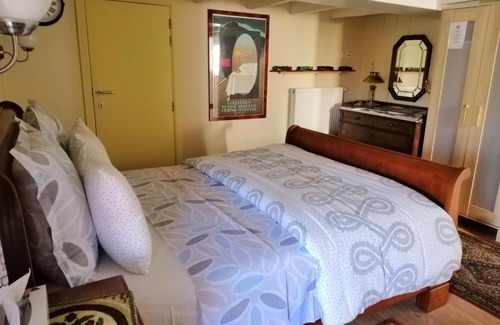 Sint-Blasius-Boekel House | Welcoming Johan's Lodge: Family-Friendly with Breakfast Included