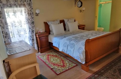 Sint-Blasius-Boekel House | Welcoming Johan's Lodge: Family-Friendly with Breakfast Included