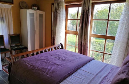 Sint-Blasius-Boekel House | Welcoming Johan's Lodge: Family-Friendly with Breakfast Included