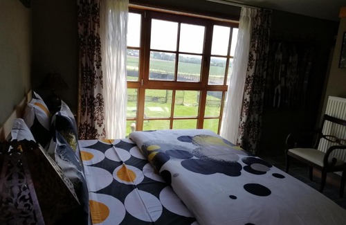Sint-Blasius-Boekel House | Welcoming Johan's Lodge: Family-Friendly with Breakfast Included