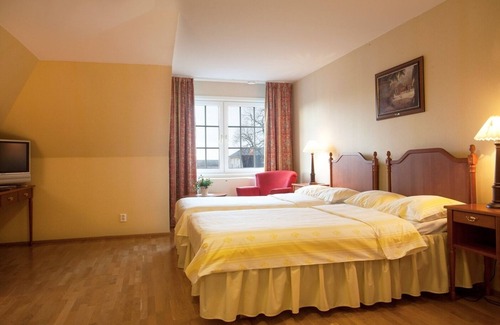 Johannesberg Hotel | Experience Johannesbergs Slott with Pool and Spa Amenities