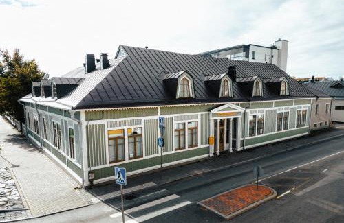 Ylamylly Hotel | Relax at Johanssonin talo 1849: Spa, Hot Tub & Pet Friendly