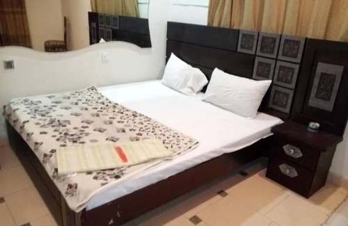Karachi House | Comfortable Stay at Johar Hill View Guest House