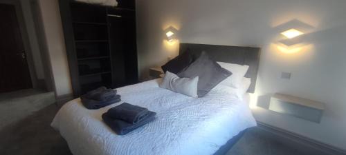 Glencolmcille Hotel | Family-Friendly Stay at John Eoinín's Bar and Accommodation