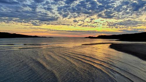 Glencolmcille Hotel | Family-Friendly Stay at John Eoinín's Bar and Accommodation