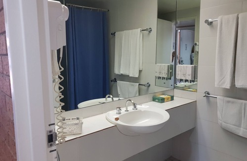Muswellbrook Hotel | Discover Comfort at John Hunter Motel with Pool & Dining