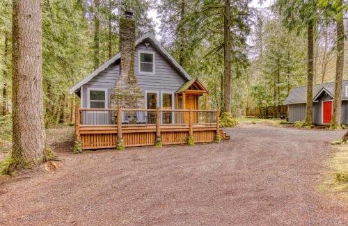 Rhododendron House | Ideal Family Getaway at John Lake Lodge with Child-Friendly Amenities