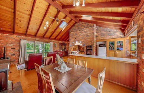 Porepunkah Apartment | John's River Retreat: Nature, Comfort & Pet-Friendly Amenities