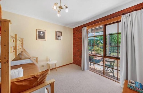 Porepunkah Apartment | John's River Retreat: Nature, Comfort & Pet-Friendly Amenities