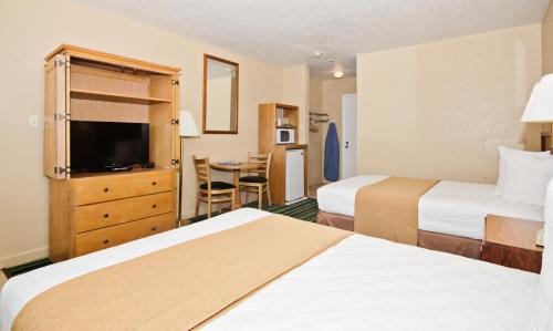 Kill Devil Hills Hotel | Oceanfront Retreat at John Yancey Inn with Pool & Beach Access