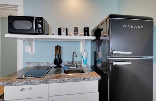 Kill Devil Hills Hotel | Oceanfront Retreat at John Yancey Inn - Top-Rated Stay!
