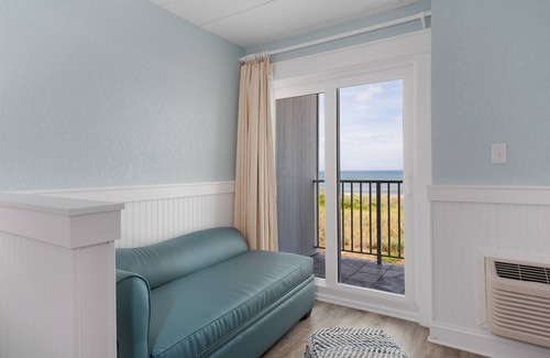 Kill Devil Hills Hotel | Oceanfront Retreat at John Yancey Inn - Top-Rated Stay!