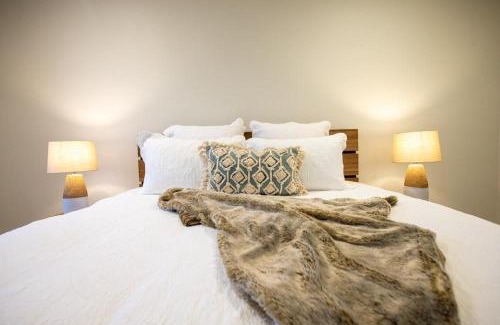Waterhouse House | Oceanfront Escape at Johnnies - Guest Rated 9.8/10