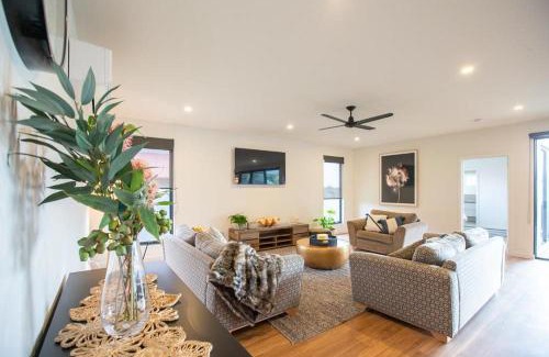 Waterhouse House | Oceanfront Escape at Johnnies - Guest Rated 9.8/10