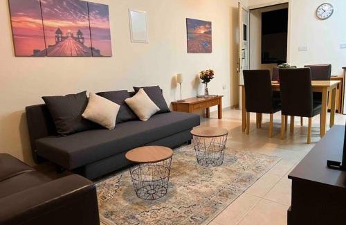 Old Town Apartment | Discover Johnny's Place in Paphos with Oceanfront Pool