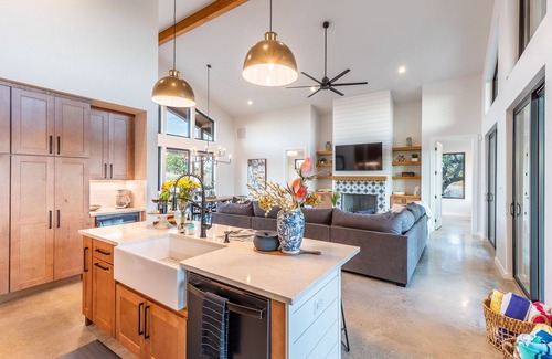 Johnson City House | Inviting Johnson City Limits Home with Pool and Breakfast