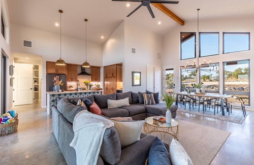 Johnson City House | Inviting Johnson City Limits Home with Pool and Breakfast