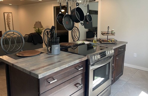 Darfork Apartment | Modern Johnson Place 204: Family & Pet-Friendly Retreat