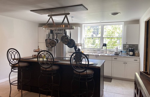 Darfork Apartment | Modern Johnson Place 204: Family & Pet-Friendly Retreat