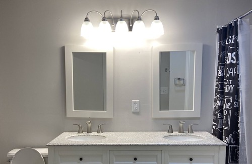Darfork Apartment | Modern Johnson Place 204: Family & Pet-Friendly Retreat